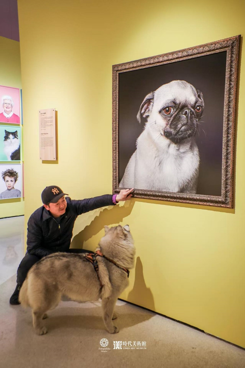男人和狗看展.jpg